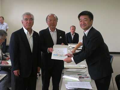 足立中部地方整備局長（右）に要望書を手渡す吉川会長（中）と御室副会長