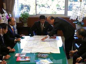 地図を前に訴える吉川会長（右から2人目）