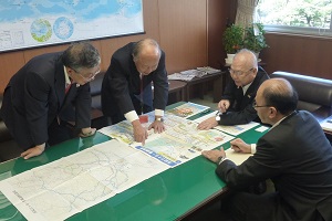 北川国交副大臣（右から2人目）に地域の幹線道路について説明
